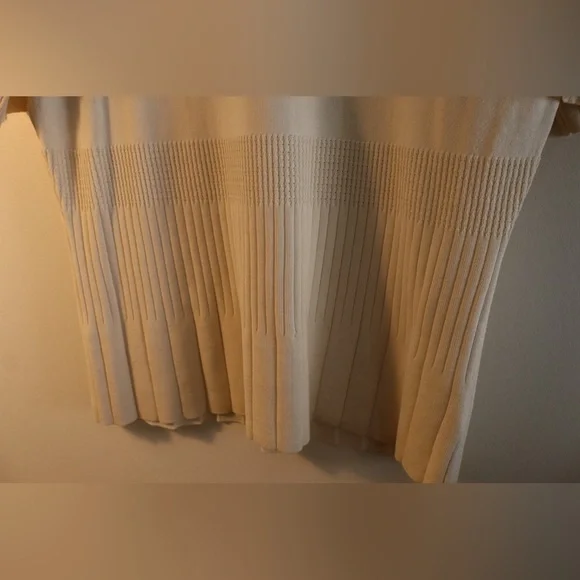 Pendleton Cream V-Neck Short Sleeve Sweater Pleated Hem - Picture 4 of 4